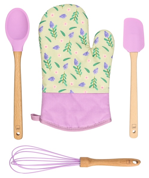 Set guantone in cotone e mestoli in legno Sorprese di Pasqua. Misura Guantone L 26,5 x P 15 x H 1,5 cm; mestoli L 32,5 cm. Prezzo 19,90 euro.